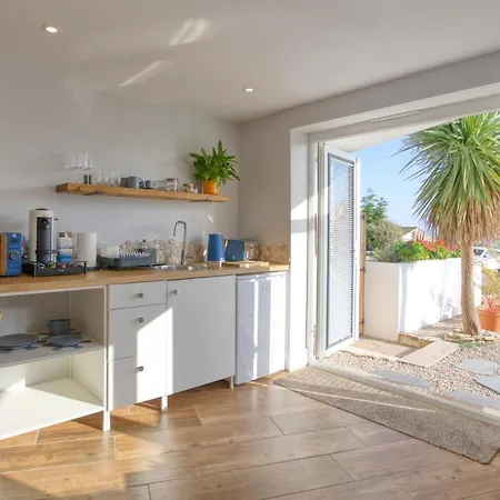 Pebbles - A Relaxing King Apartment